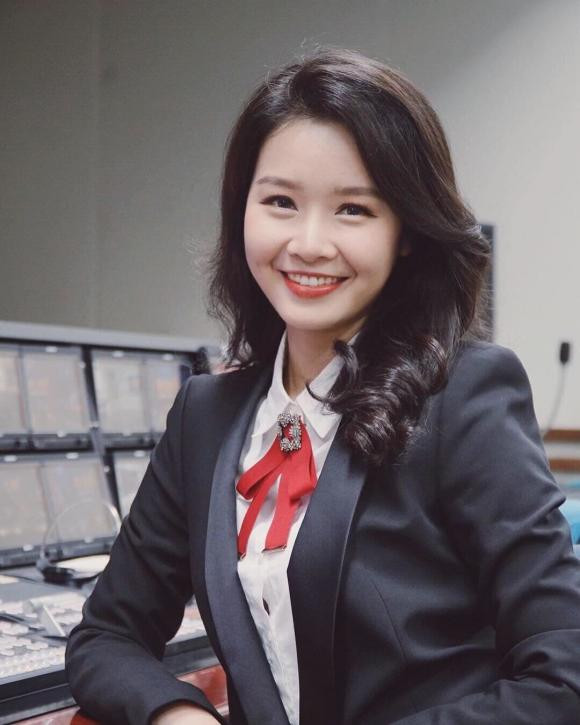 Nối gót mẹ, Minh Hằng quyết định thi vào Học viện Báo chí và Tuyên truyền để theo đuổi ước mơ trở thành MC chuyên nghiệp.