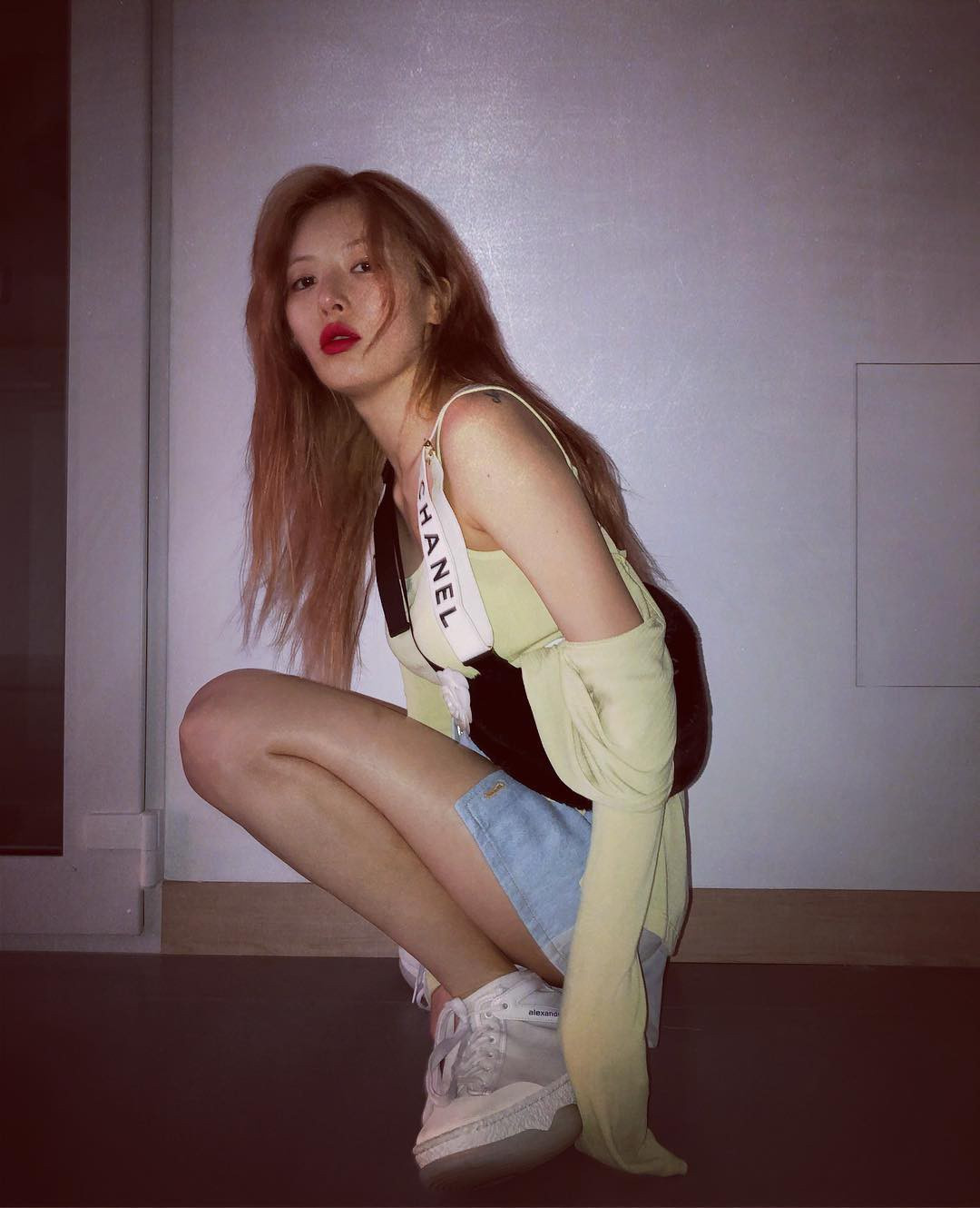  Tư thế hàng ngày có thể làm thay đổi đường nét cơ thể. Vì vậy, phái đẹp cần chú ý xem mình có bị gù lưng hay không, nhất là đối với những người ngồi lâu trong văn phòng. Tư thế này sẽ chèn ép tuần hoàn máu và bạch huyết ở ngực, làm suy yếu khả năng các cơ nâng đỡ ngực. Ảnh: huaglad.