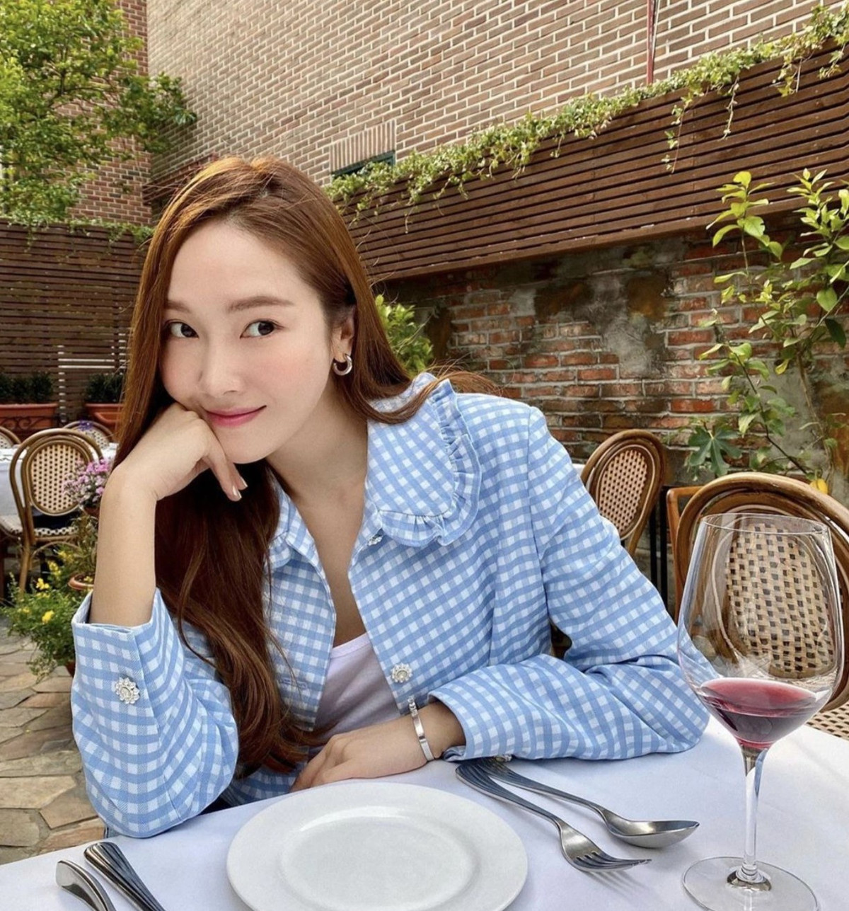  Duy trì chế độ ăn uống bình thường: Ăn ít đi là lựa chọn của nhiều phụ nữ khi muốn có thân hình gầy gò. Không chỉ khiến tổng thể trông xuống sắc, điều này còn làm cho vòng một nhỏ đi. Bởi vậy, nếu muốn thân hình thon gọn nhưng ngực không bị nhỏ lại, bạn phải lựa chọn phương pháp giảm cân lành mạnh. Nhờ sự trợ giúp của huấn luyện viên chuyên nghiệp để bổ sung dinh dưỡng hợp lý cũng là việc làm đúng đắn. Ảnh: Sina.