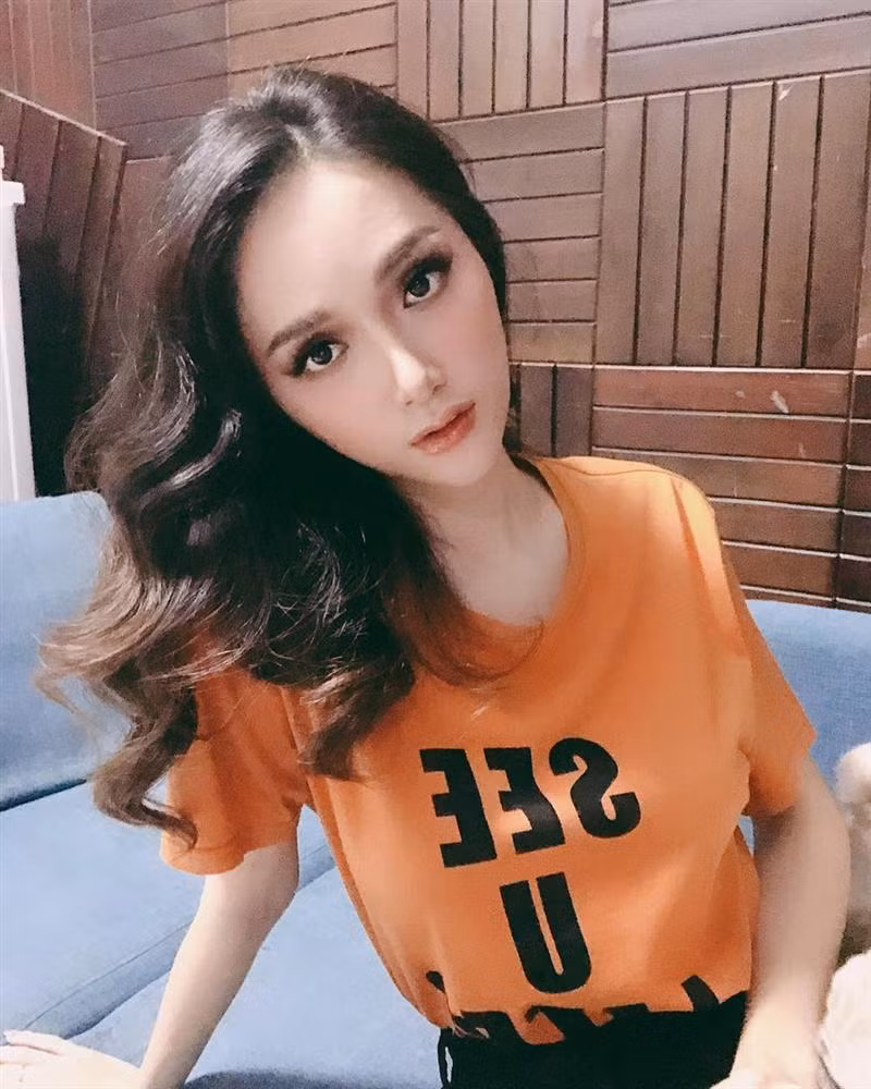 Hương Giang là mỹ nhân chuyển giới hàng đầu showbiz Việt. Gần 10 năm hoạt động giải trí và đã bước sang tuổi 30, song Hương Giang vẫn giữ được nhan sắc đỉnh cao.