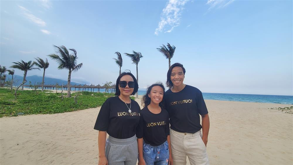 Danh hài Việt Hương kết hôn với nhạc sĩ Hoài Phương năm 2007. Năm 2009, gia đình cặp nghệ sĩ chào đón con gái đầu lòng - bé Elyza, tên đầy đủ Elyza Phương Vy.