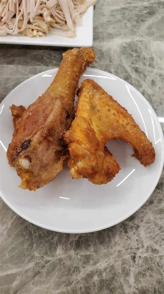 Ngoài ra bữa ăn gia đình còn có món cơm gà.