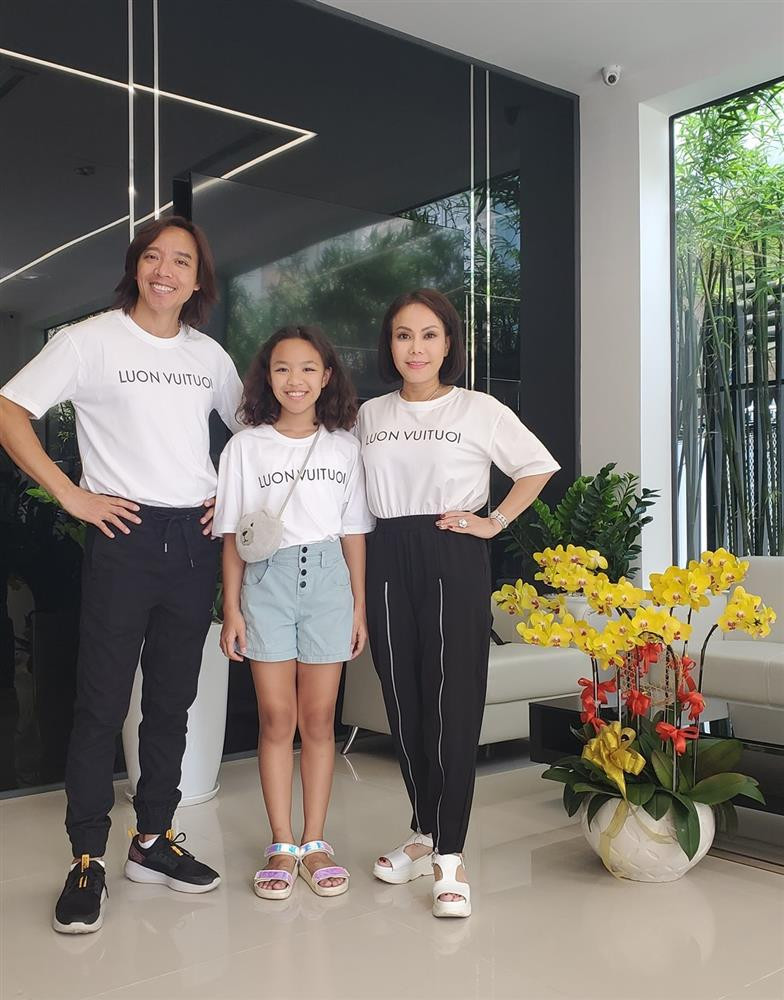 Đầu năm 2021, Hoài Phương quyết định đưa con gái về Việt Nam định cư, tận hưởng hạnh phúc bên gia đình. Từ khi về Việt Nam, ông xã Việt Hương chuyển hướng kinh doanh, đồng thời hỗ trợ Việt Hương quản lý công ty mỹ phẩm, tháp tùng vợ đi ghi hình...