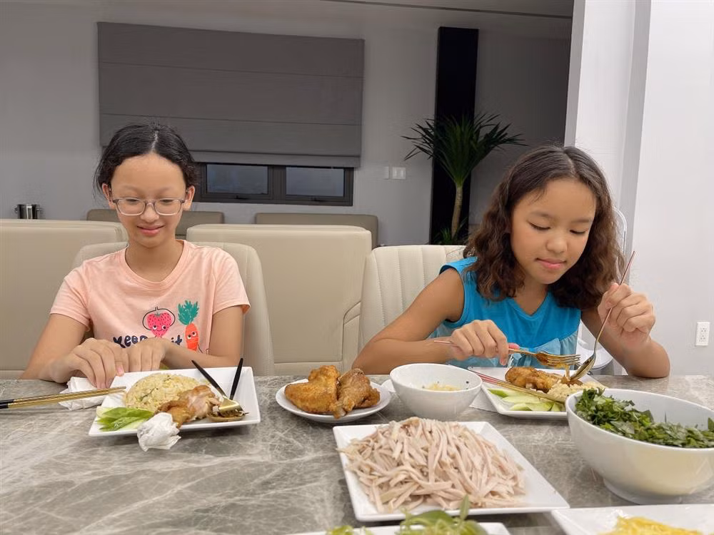 Bé Elyza (áo xanh) - con gái Việt Hương - thưởng thức những món ăn mẹ nấu.