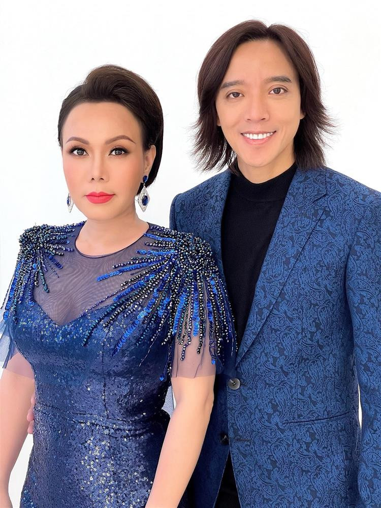 Hoài Phương hỗ trợ đắc lực cho Việt Hương trong công việc. Mặc dù lấy nhau đã lâu nhưng cặp đôi vẫn hạnh phúc mặn nồng như những ngày đầu.