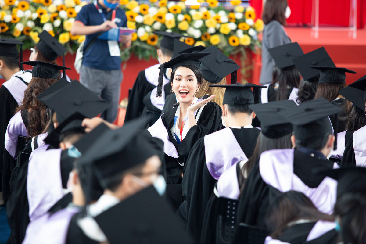 Á hậu Việt Nam 2020 Phạm Ngọc Phương Anh nổi bật trong lễ tốt nghiệp. Người đẹp sinh năm 1998 tốt nghiệp thủ khoa chuyên ngành Hệ thống thông tin doanh nghiệp với điểm GPA 3.5/4.0, thuộc top 15% sinh viên có điểm đầu ra cao nhất của ngành từ trước đến nay. Phương Anh cho Zing biết cô dự định gửi hồ sơ xin việc vào công ty công nghệ hàng đầu Việt Nam, đồng thời theo đuổi bậc học cao hơn sau khi hoàn thành trách nhiệm của một á hậu.