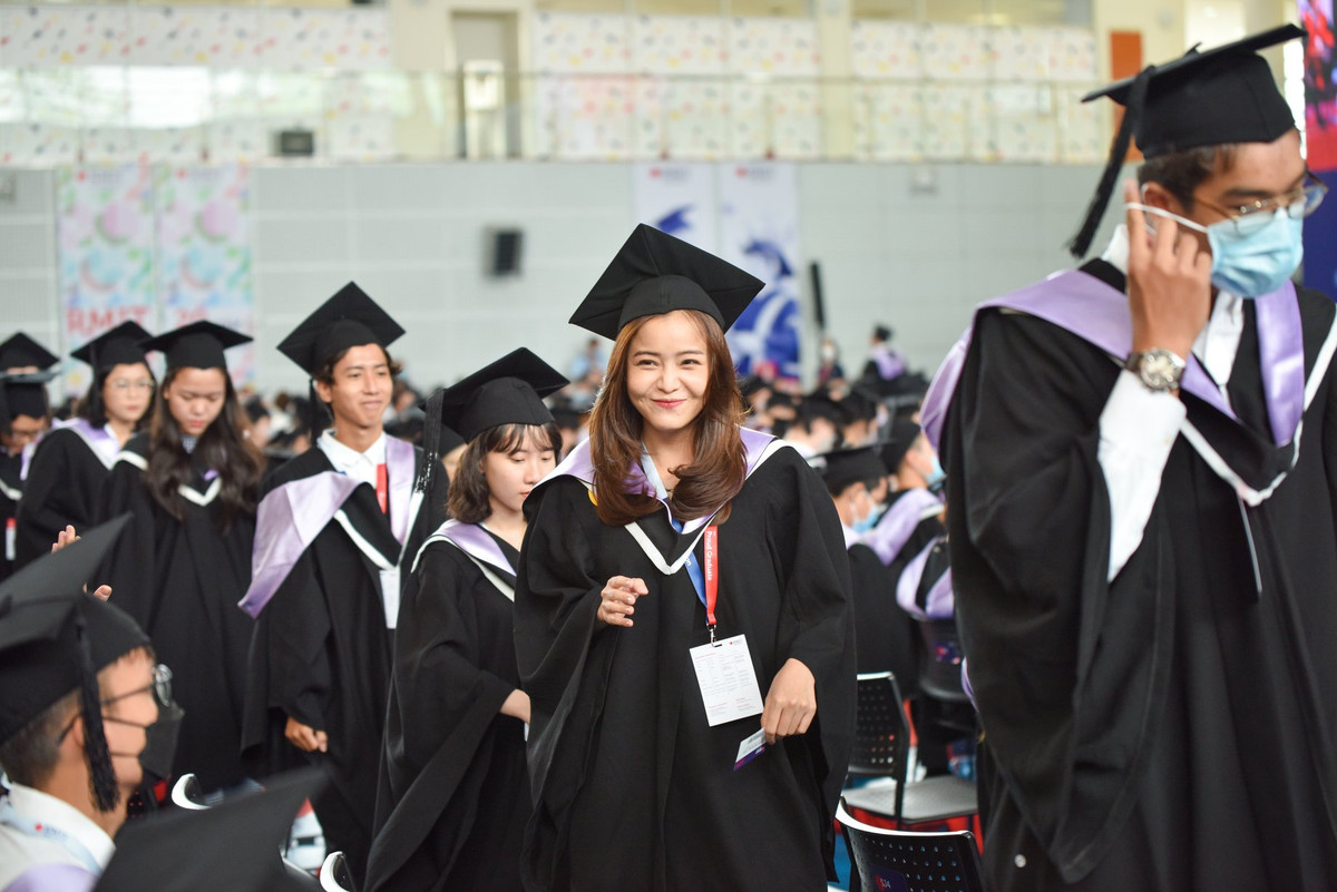 Biểu cảm dễ thương của một nữ sinh khi chờ tới lượt nhận bằng tốt nghiệp.