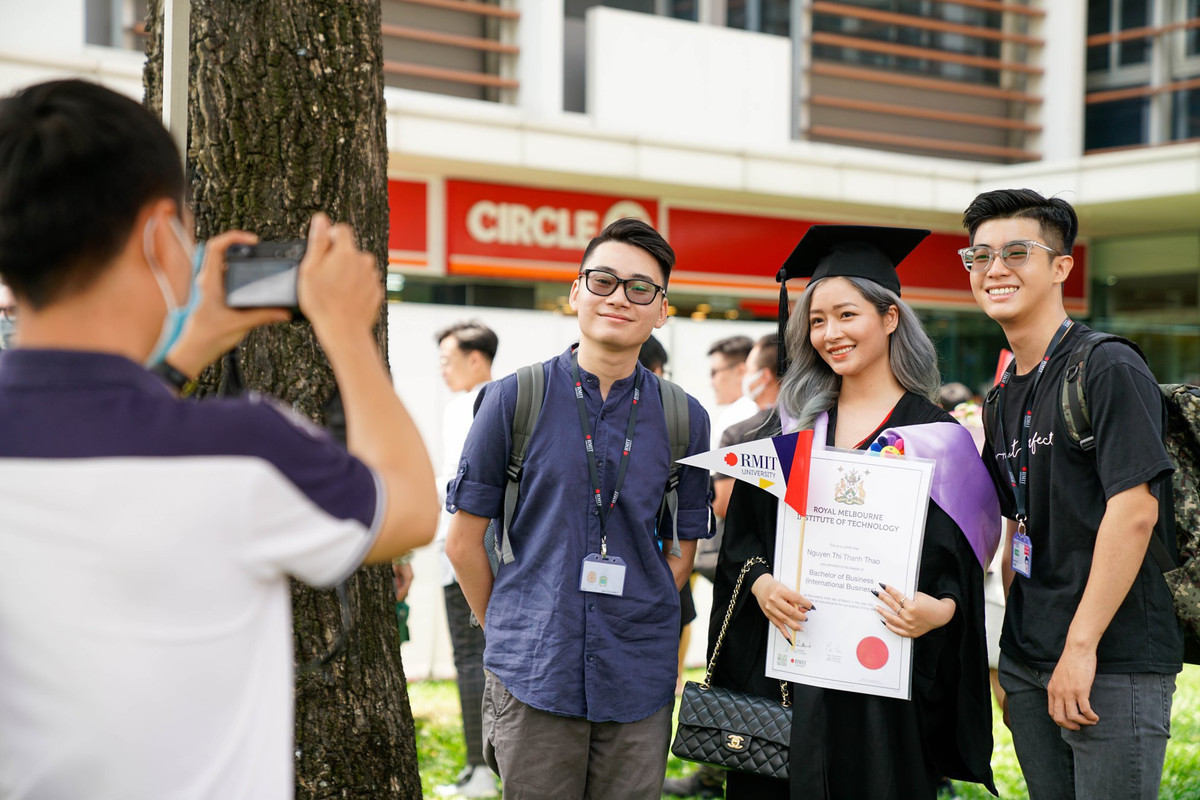 Nhiều tân cử nhân được người thân, bạn bè tới chúc mừng trong ngày lễ quan trọng nhất của thời sinh viên.