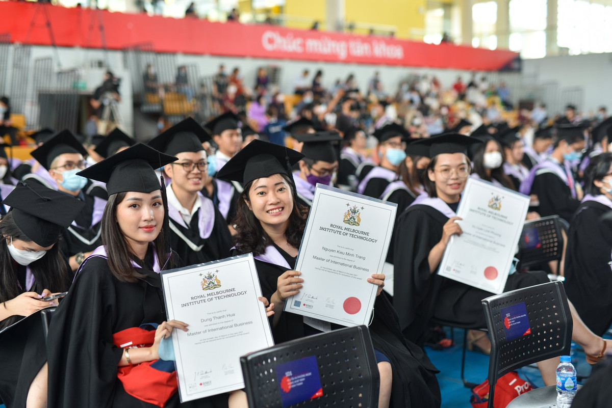 Các tân cử nhân Đại học RMIT giơ cao tấm bằng cử nhân - thành quả cho những năm tháng học tập, phấn đấu.