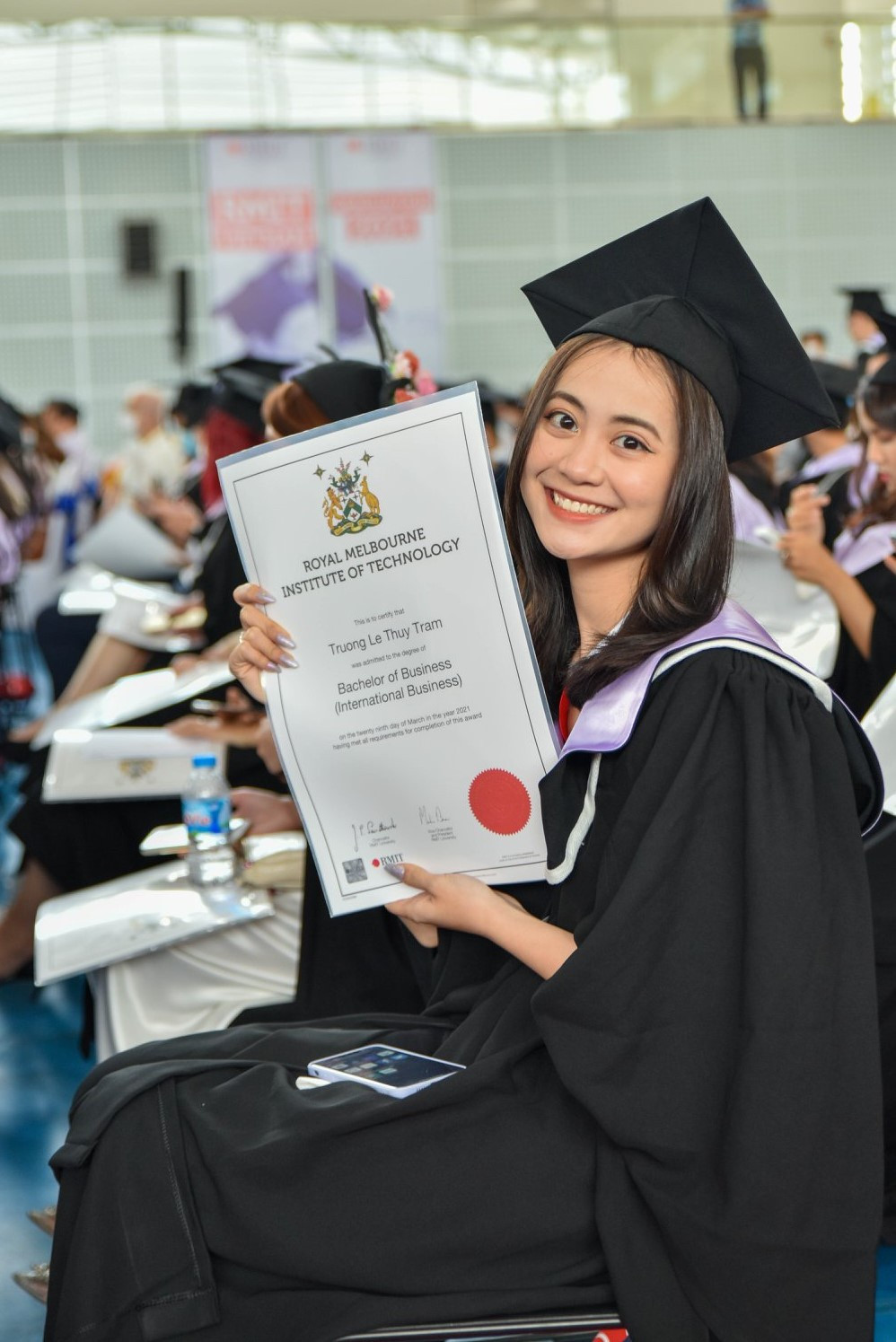 Các nữ sinh rạng rỡ trong ngày trở thành tân cử nhân. Trương Lê Thúy Trâm (phải) rạng rỡ khoe tấm bằng tốt nghiệp chuyên ngành Kinh doanh quốc tế. Cô được bạn bè tặng biệt danh “The Face of RMIT” nhờ có vẻ ngoài trong trẻo, xinh xắn.