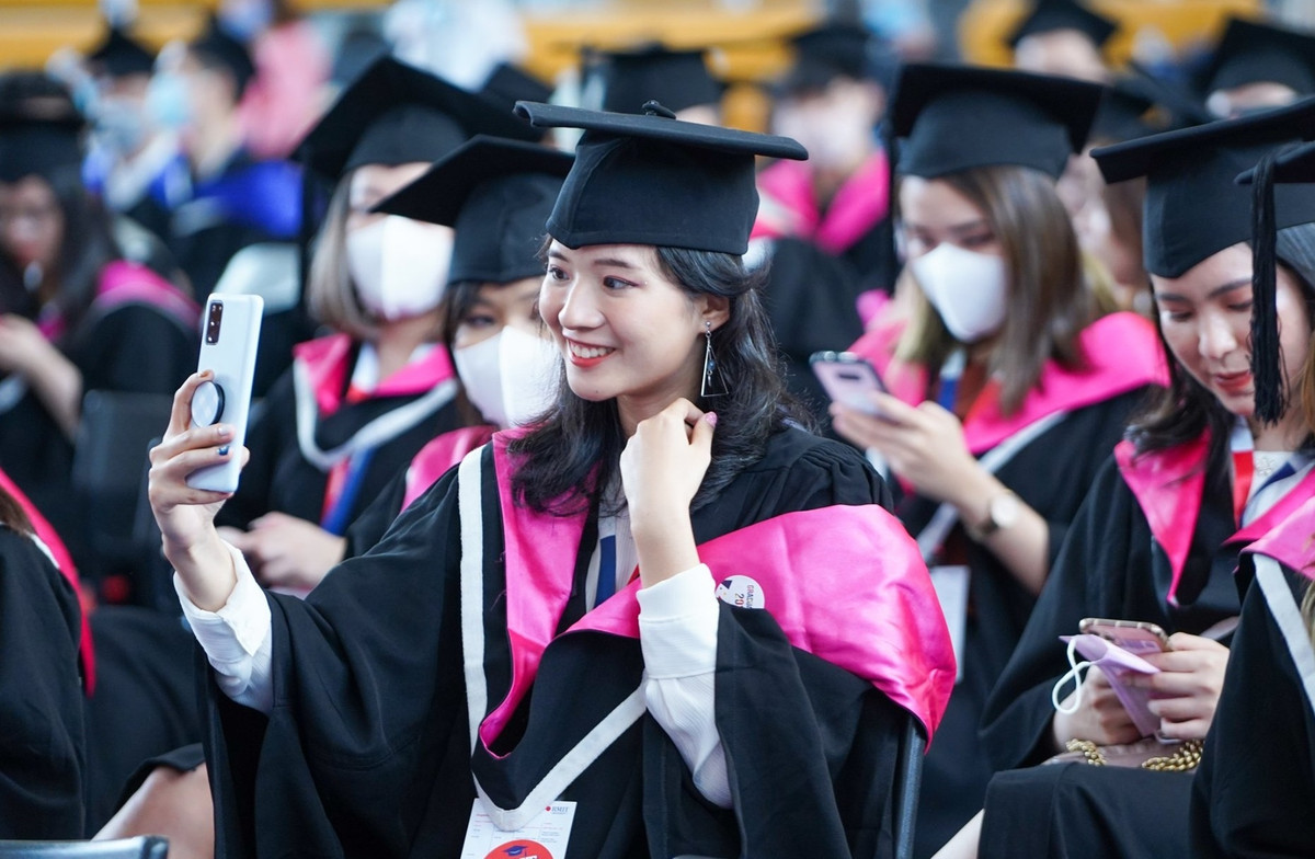 Nữ sinh Trần Thị Hạnh Thảo tranh thủ chụp tấm hình selfie. Cô là thủ khoa ngành Truyền thông (Truyền thông chuyên nghiệp) của Đại học RMIT.