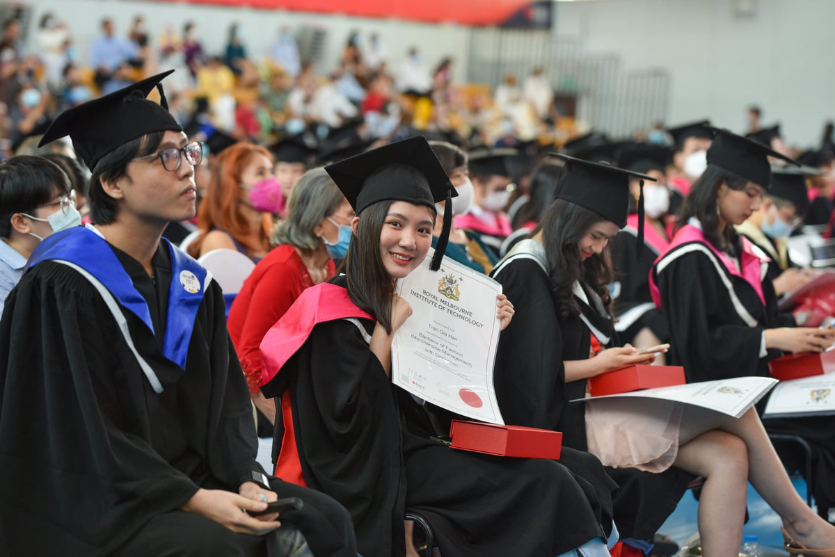 Trần Gia Hân là thủ khoa ngành Quản trị doanh nghiệp thời trang. Chia sẻ niềm vui trên trang cá nhân, cô nhận được nhiều lời chúc mừng và gọi là “con nhà người ta” vì vừa xinh xắn, vừa học giỏi.