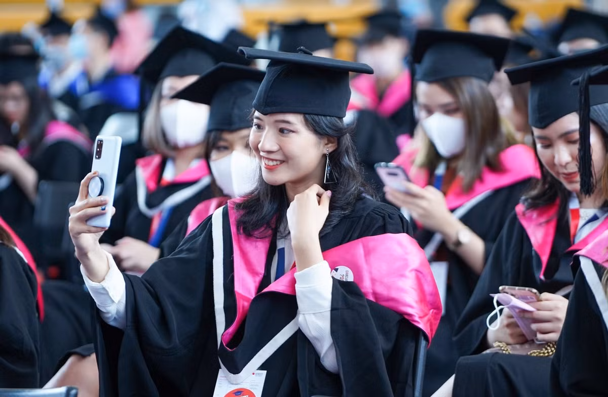 Nữ sinh Trần Thị Hạnh Thảo tranh thủ chụp tấm hình selfie. Cô là thủ khoa ngành Truyền thông (Truyền thông chuyên nghiệp) của Đại học RMIT.