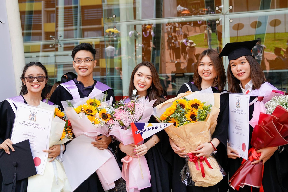 Hot girl, beauty blogger Chloe Nguyễn (tên thật: Nguyễn Cao Quỳnh Anh, sinh năm 1997) được bạn trai hộ tống tới lễ tốt nghiệp của Đại học RMIT vào cuối tháng 3. Cô rạng rỡ khi chụp hình kỷ niệm cùng bạn bè. Chuyên ngành học của Chloe là Kinh tế và Tài chính. Tháng 6/2020, Chloe được tờ SMCP chọn vào danh sách các influencer Việt Nam sở hữu tính thẩm mỹ cao và đáng để theo dõi. Cô cũng từng lọt đề cử top 4 giải thưởng Influence Asia trong lĩnh vực làm đẹp năm 2017.