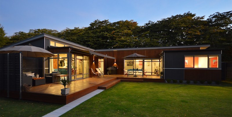 Biệt thự mái bằng này có thiết kế không quá phức tạp. Sự thông minh trong cách lựa chọn vật liệu đã giúp cho các chi tiết trở nên tự nhiên, hài hòa và đồng điệu.