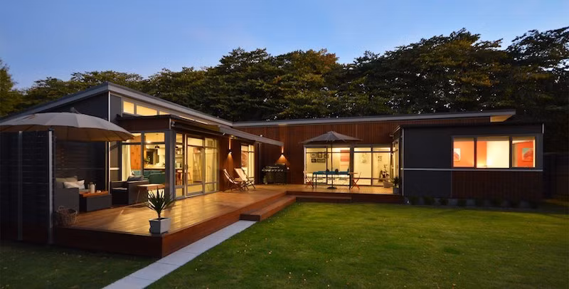 Biệt thự mái bằng này có thiết kế không quá phức tạp. Sự thông minh trong cách lựa chọn vật liệu đã giúp cho các chi tiết trở nên tự nhiên, hài hòa và đồng điệu.