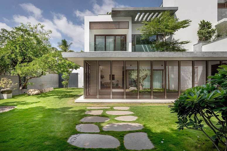 Không chỉ sân vườn, các tầng biệt thự cũng có cây xanh. Sự kết hợp giữa thiên nhiên và kiến trúc tạo nên vẻ đẹp thanh bình, gần gũi.