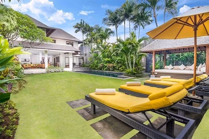 Không quá nguy nga, tráng lệ, mẫu biệt thự vườn này ưu tiên diện tích để thiết kế hồ bơi, cây xanh, ghế nghỉ, gây ấn tượng bởi sự sang trọng, thoáng mát.