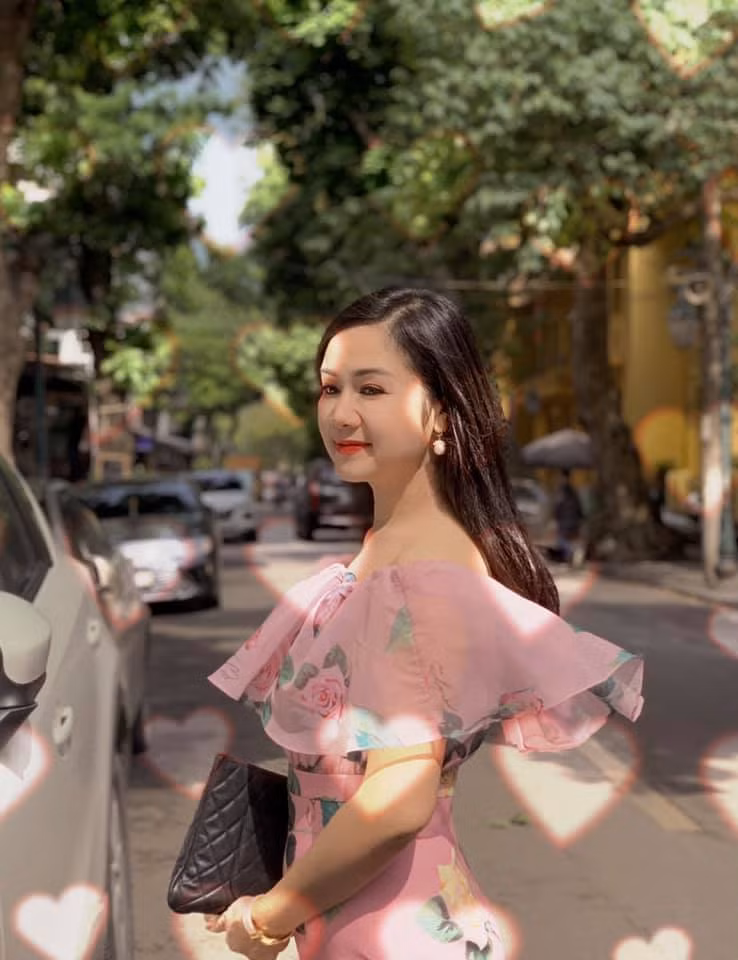 Ở tuổi 52, NSND Thu Hà không quá quan tâm đến sự nổi tiếng mà muốn dành nhiều thời gian chăm sóc gia đình: "Tôi biết rằng nghề nghiệp rất quan trọng, cho mình sự nổi tiếng, cơm áo gạo tiền. Nhưng tôi là một người phụ nữ, một người làm mẹ. Tôi muốn mỗi sớm mai thức dậy được đồng hành cùng con, được chứng kiến con khôn lớn mỗi ngày".