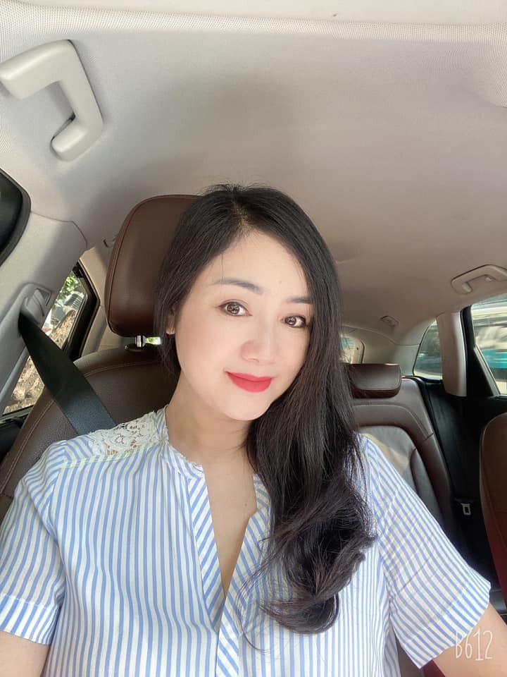 "Tôi chơi cùng đám bạn bè rất trẻ trung, không doanh nhân như Bạch Cúc trong 'Hướng dương ngược nắng' đâu. Đi chơi tôi toàn mặc quần jeans, áo trắng đóng thùng chứ dấu ấn của năm tháng đường gân thớ thịt thì không thể tránh khỏi được. Tôi không dao kéo nhưng có chăm sóc thường xuyên", NSND Thu Hà nói về phong cách đời thường trẻ trung của mình.