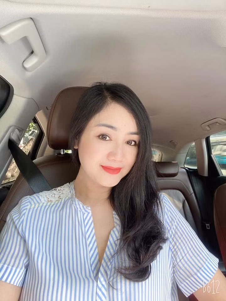 "Tôi chơi cùng đám bạn bè rất trẻ trung, không doanh nhân như Bạch Cúc trong 'Hướng dương ngược nắng' đâu. Đi chơi tôi toàn mặc quần jeans, áo trắng đóng thùng chứ dấu ấn của năm tháng đường gân thớ thịt thì không thể tránh khỏi được. Tôi không dao kéo nhưng có chăm sóc thường xuyên", NSND Thu Hà nói về phong cách đời thường trẻ trung của mình.