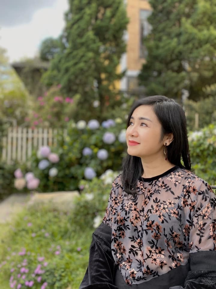  NSND Thu Hà sinh năm 1969, từng là biểu tượng nhan sắc trên màn ảnh Việt thập niên 1990. Tên tuổi của nữ diễn viên gắn liền với bộ phim 'Lá ngọc cành vàng' và đây cũng là biệt danh đi cùng với NSND Thu Hà đến nay.