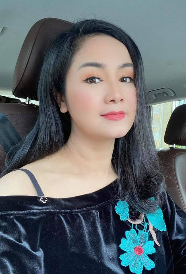 Năm nay, NSND Thu Hà trở lại truyền hình đầy ấn tượng với vai Bạch Cúc trong phim 'Hướng dương ngược nắng'. Khác với hình ảnh nhẹ nhàng, năng động ngoài đời, NSND Thu Hà đã hóa thân xuất sắc vẻ sắc sảo, nhiều mưu mô của bà Bạch Cúc.