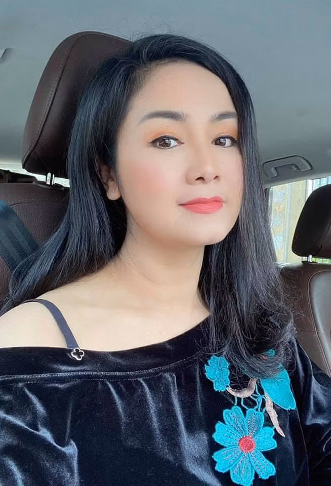 Năm nay, NSND Thu Hà trở lại truyền hình đầy ấn tượng với vai Bạch Cúc trong phim 'Hướng dương ngược nắng'. Khác với hình ảnh nhẹ nhàng, năng động ngoài đời, NSND Thu Hà đã hóa thân xuất sắc vẻ sắc sảo, nhiều mưu mô của bà Bạch Cúc.