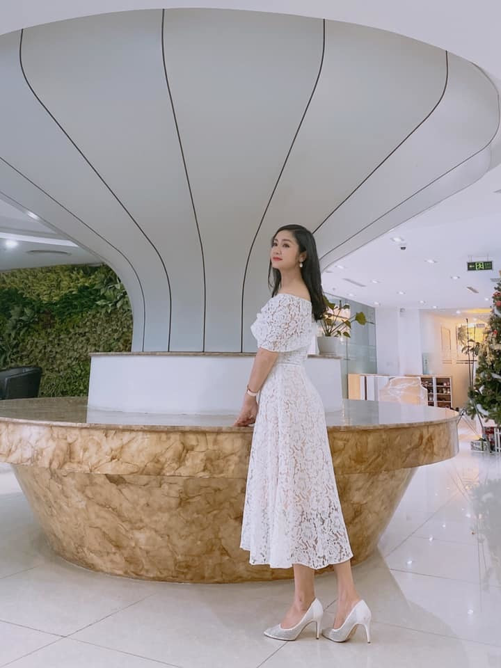 "Nhiều khi tôi cứ bị áp lực vì hình ảnh của mình lúc còn trẻ. Bản thân tôi cứ vô tư sống nhưng mỗi lần xuất hiện một nếp nhăn, đám bạn thân cũng băn khoăn nói gì đến khán giả đã yêu quý mình thấy mình thay đổi. Tuy nhiên cũng rất nhiều người nói tôi trẻ hơn tuổi. Tôi không có bí quyết gì cả ngoài việc vô tư sống", NSND Thu Hà lý giải vì sao chị mãi trẻ đẹp với VietNamNet.