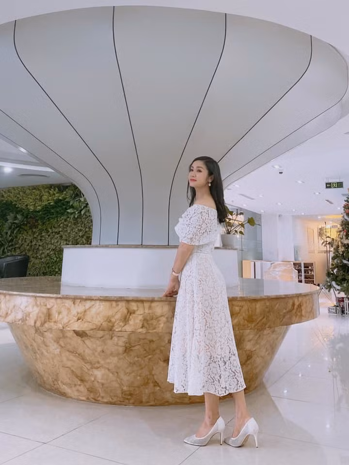 "Nhiều khi tôi cứ bị áp lực vì hình ảnh của mình lúc còn trẻ. Bản thân tôi cứ vô tư sống nhưng mỗi lần xuất hiện một nếp nhăn, đám bạn thân cũng băn khoăn nói gì đến khán giả đã yêu quý mình thấy mình thay đổi. Tuy nhiên cũng rất nhiều người nói tôi trẻ hơn tuổi. Tôi không có bí quyết gì cả ngoài việc vô tư sống", NSND Thu Hà lý giải vì sao chị mãi trẻ đẹp với VietNamNet.