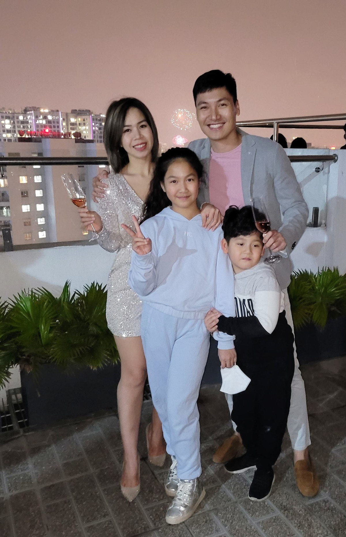 Chíp rất được bố mẹ chăm chút cho gu thời trang. Cô bé được diện nhiều kiểu trang phục, từ nữ tính, điệu đà đến phong cách thể thao, năng động đúng tuổi.