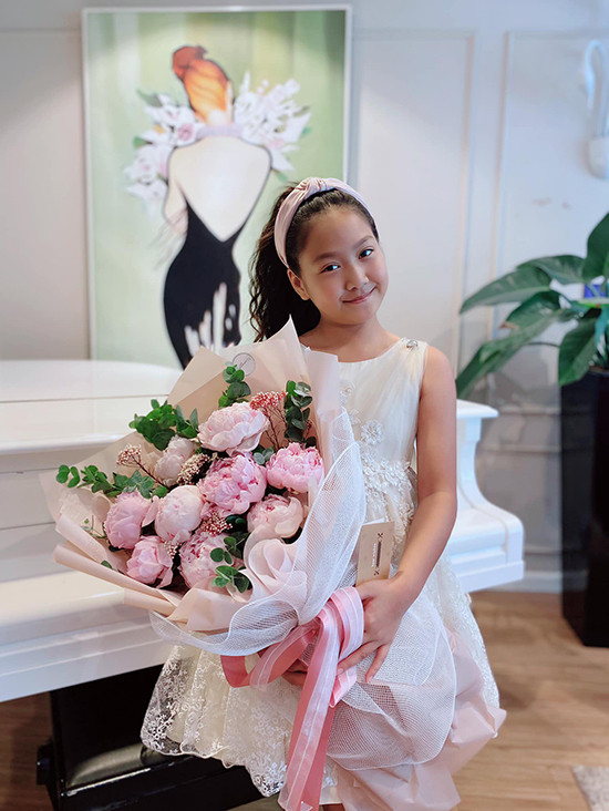 Nhờ thừa hưởng vẻ đẹp và tài năng nghệ thuật từ bố, Chíp được kỳ vọng cũng sẽ tham gia nghệ thuật trong tương lai. Ảnh: FBNV.