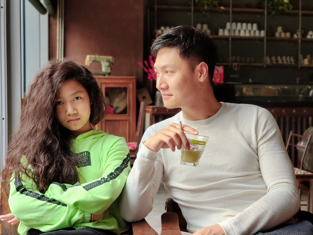 Chíp từng gây ấn tượng với mái tóc xù cá tính. Cô bé thường xuyên chụp ảnh cùng bố và biết cách tạo dáng rất "nghệ".