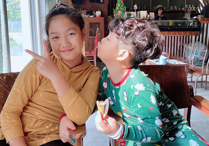 Chíp thể hiện niềm đam mê nghệ thuật từ sớm, thích nhảy múa, hát hò và chơi piano. Vì vậy, vợ chồng Mạnh Trường cho con học piano từ khi còn nhỏ.