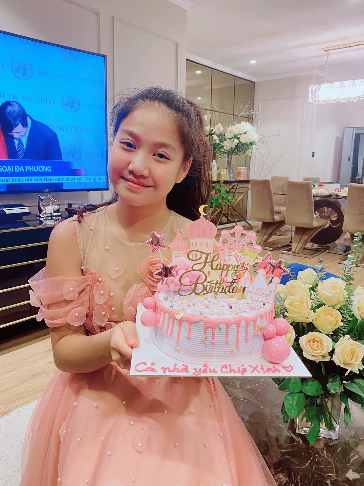 Chíp tên thật Nguyễn Phương Linh. Năm 6 tuổi, Chíp đã được chú ý khi tham gia chương trình "Bố ơi mình đi đâu thế', gây ấn tượng với hình ảnh nhút nhát, mít ướt nhưng không kém phần đáng yêu.