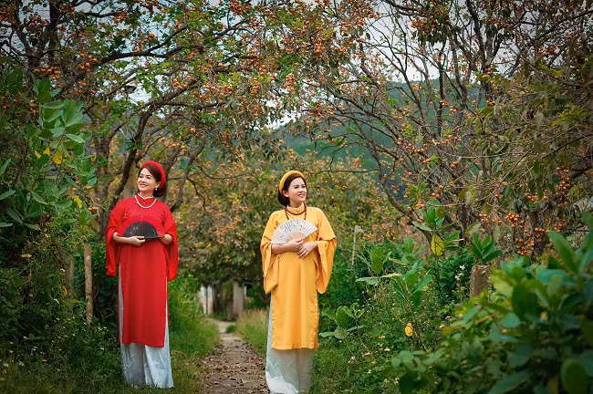 “Hầu như ngày nào cũng có khách gọi, tôi phải sắp xếp lịch để thợ ảnh, thợ trang điểm và trang phục không bị trùng. Đợt khách đông, tôi phải ở cả ngày ở vườn hồng để phục vụ”, chị Thơ cho biết.