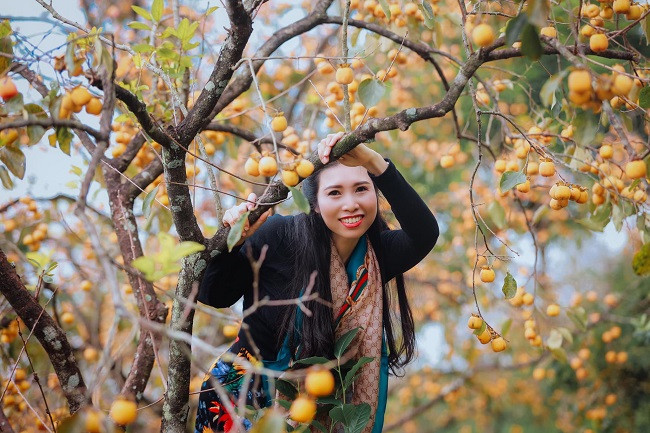 Chị Hồ Thị Diệu Thúy, trú tại xã Nam Thanh (Nam Đàn, Nghệ An) cho hay, chị nghe nói về vườn hồng tại Nam Anh đã lâu nhưng vào cuối tuần vừa rồi, chị cùng một số người bạn mới qua vườn hồng chụp ảnh. “Vườn hồng đẹp lắm. Có một số vườn được thợ ảnh mua cả vườn rồi thu vé vào cổng với giá 30.000 đồng/người. Họ vừa chụp ảnh vừa trang điểm, cho thuê trang phục và thu vé. Khách muốn mua hồng thì họ cũng bán luôn”, chị Thúy nói.