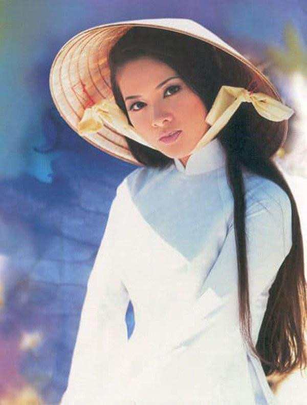 ##ss###style="text-decoration: underline;">Như Quỳnh ngày trước được xem là biểu tượng sắc đẹp của giới trẻ, cô từng tạo nên nhiều cảm hứng làm đẹp cho chị em phụ nữ nhất là kiểu tóc trứ danh cùng những chiếc cài tóc đơn sắc nhưng vô cùng duyên dáng.