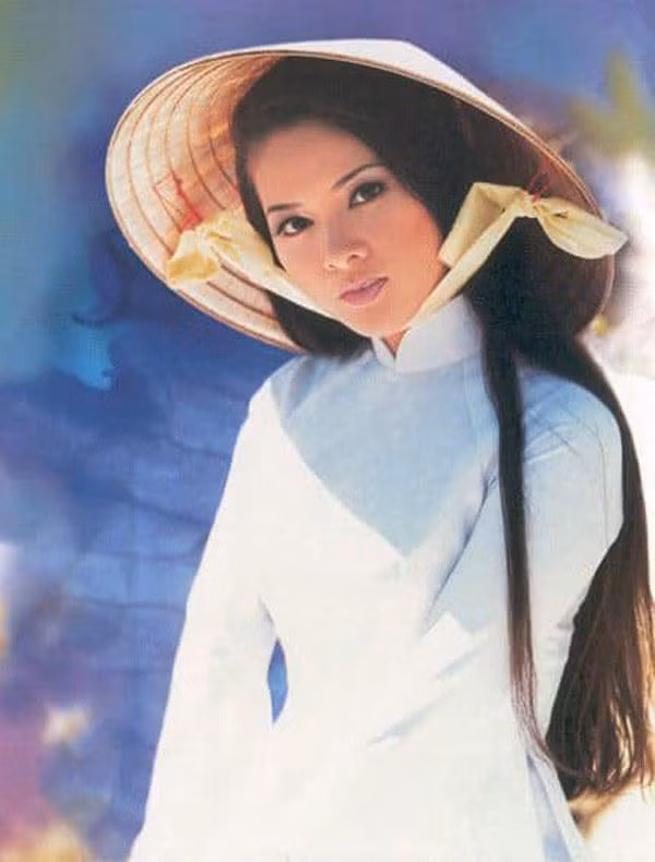 Như Quỳnh ngày trước được xem là biểu tượng sắc đẹp của giới trẻ, cô từng tạo nên nhiều cảm hứng làm đẹp cho chị em phụ nữ nhất là kiểu tóc trứ danh cùng những chiếc cài tóc đơn sắc nhưng vô cùng duyên dáng.