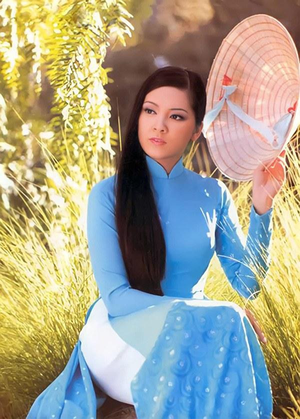 Vóc dáng thon gọn với chiếc eo nhỏ nhắn của Như Quỳnh.