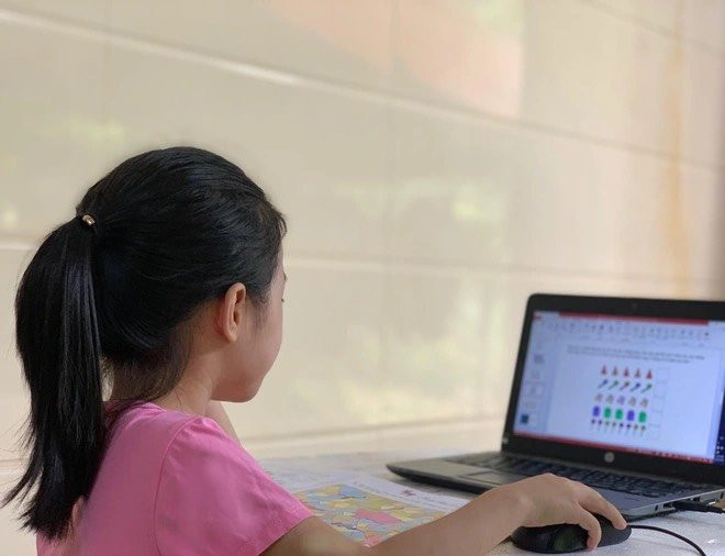 Cho con hoc online nen mua may tinh hay Ipad: Chuyen gia goi y