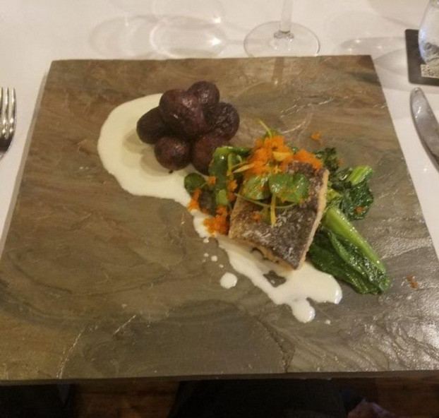 Miếng gạch đá hoa này chẳng khác gì gạch lát trong nhà vệ sinh.