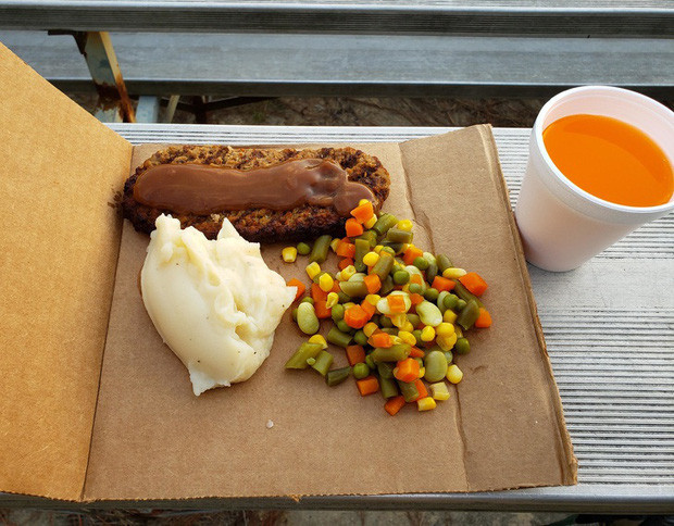 Phục vụ đồ ăn trên một miếng bìa carton trông khá mất vệ sinh .