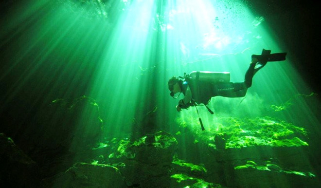  Hầu hết những người yêu thích bơi lội đến thăm giếng Jacob để ngâm mình trong nước và thư giãn dưới ánh nắng mặt trời, nhưng một số lại bị quyến rũ bởi sự kỳ bí trong các hang động bóng tối của giếng bơi nguy hiểm này.