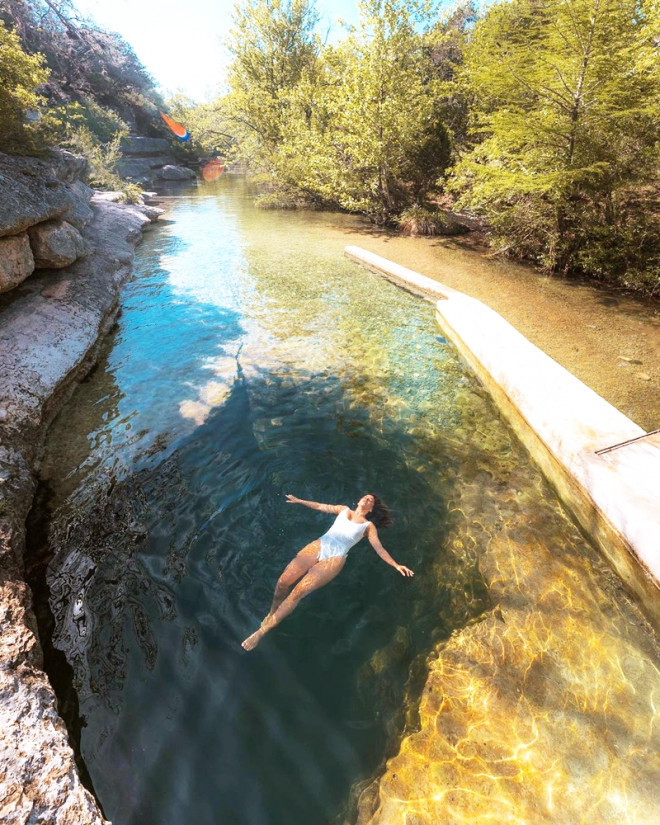 Hầu hết những người yêu thích bơi lội đến thăm giếng Jacob để ngâm mình trong nước và thư giãn dưới ánh nắng mặt trời.