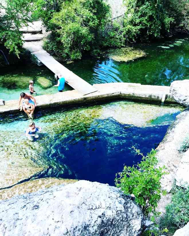 Hai hang động đầu tiên của giếng Jacob ở độ sâu 10 mét và 15 mét khá dễ khám phá. Tuy nhiên, càng xuống sâu hơn, càng ít ánh sáng và không gian càng chật hẹp, nguy hiểm. Đường dẫn tới hang động thứ tư, được gọi là “hang trinh nữ”. Hang động này có rất nhiều thạch nhũ ấn tượng, tuy nhiên hầu như chẳng có mấy ai ngoài các nhà khoa học được tận mắt chứng kiến. Vì lẽ đó, mỗi năm, chính quyền cũng giới hạn số lượng du khách được xuống thám hiểm hang động từ thứ ba trở đi.