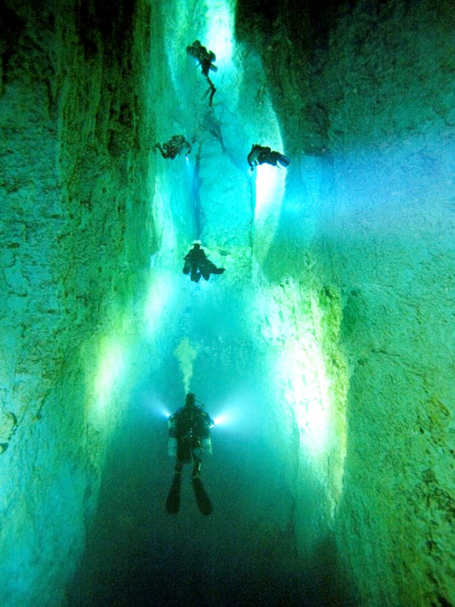 Giếng Jacob là một trong những động nước dài nhất ở Texas. Từ miệng giếng, động nước đi thẳng xuống khoảng 10 mét, rồi tiếp tục xiên chéo qua hàng dãy các hang bùn, cuối cùng chạm đến độ sâu 40 mét.