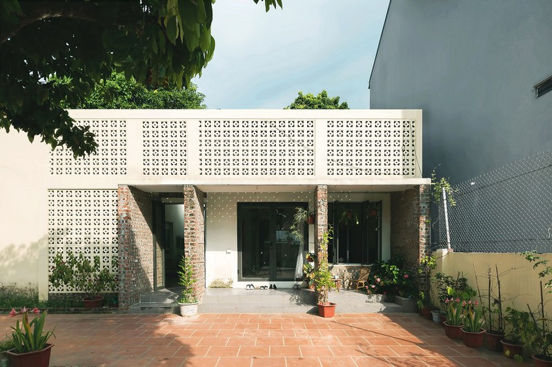 ##s###Cùng với thủ thuật cộng trừ khối KTS đã cộng thêm những mảng tường mới, hoặc đập bỏ một số khoảng tường, mảng tường để có các khối chức năng thống nhất. Mặt tiền của công trình được KTS xử lý tối giản về cả chất liệu lẫn hình khối, vẫn là những viên gạch trần truyền thống mộc mạc quen thuộc tại địa phương được xây mới. Đồng thời, KTS kết hợp với một vài mảng tường đã cũ, cách cộng trừ các mảng tường thô mộc đã rất hiệu quả trong việc tách khối.