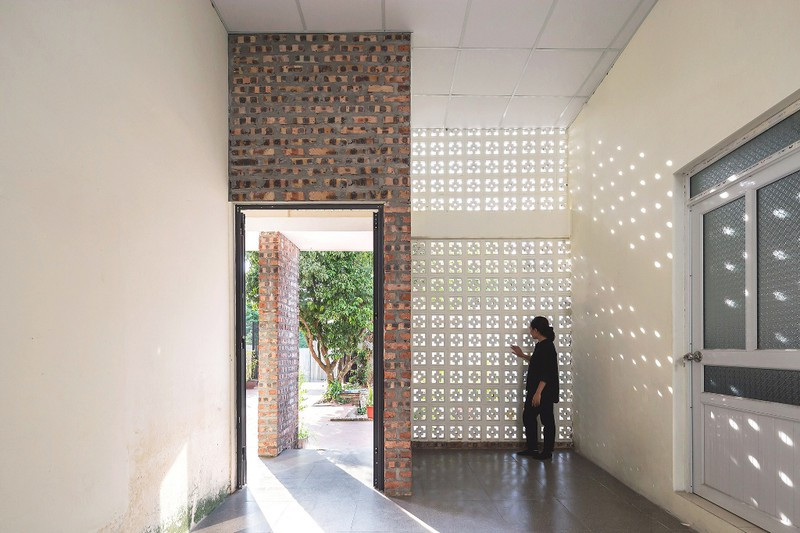 ##s###Các mảng tường đứng trước hiên được xây mới bằng gạch đỏ thô mộc, không trát cùng với dụng ý tách khối hiên làm điểm nhấn cho toàn bộ mặt tiền phẳng.