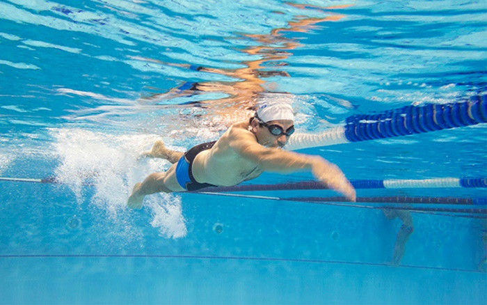 Bên cạnh các lưu ý trên, phái mạnh nên tránh để tóc tiếp xúc với clo. Chất này thường có nhiều trong bể bơi. Tiếp xúc với clo làm thay đổi màu thuốc nhuộm, khiến tóc khô và dễ gãy hơn. Ảnh: Performance Ranch.